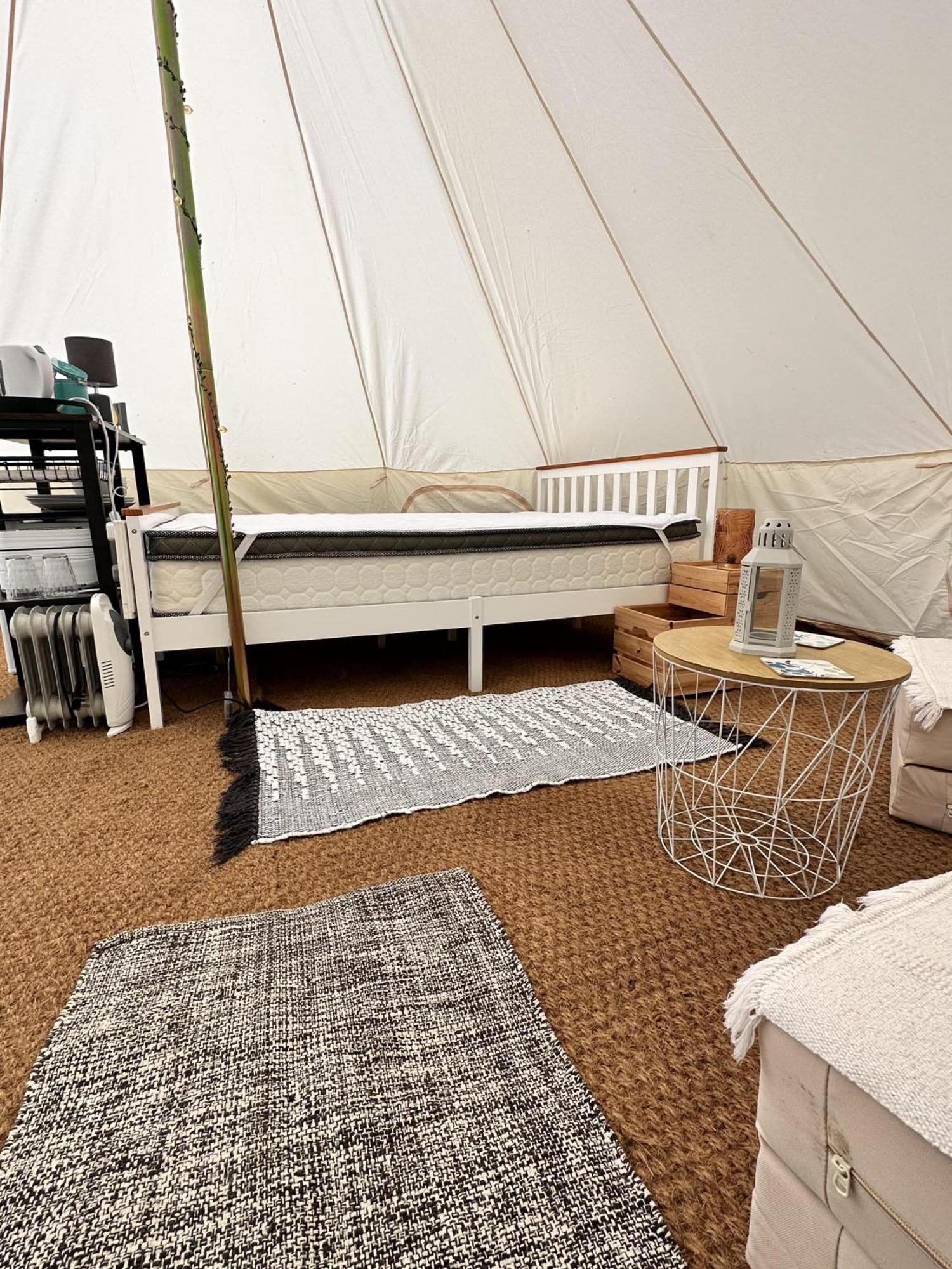 Spacious Bell Tent At Herigerbi Park Lincolnshire Villa Grantham Exterior photo