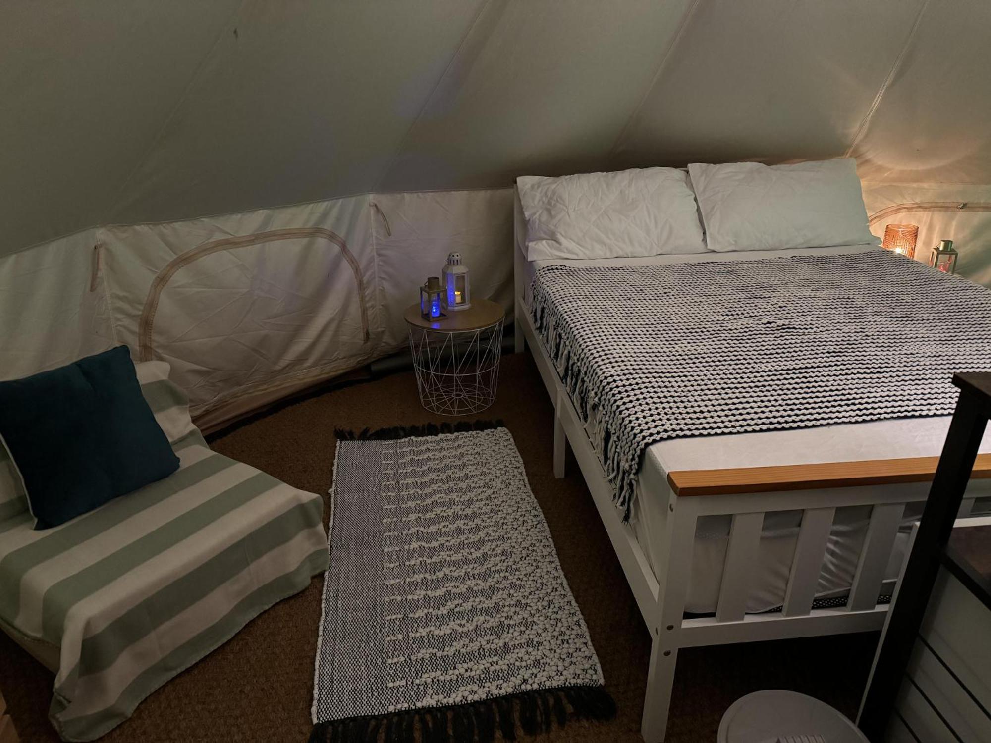 Spacious Bell Tent At Herigerbi Park Lincolnshire Villa Grantham Exterior photo