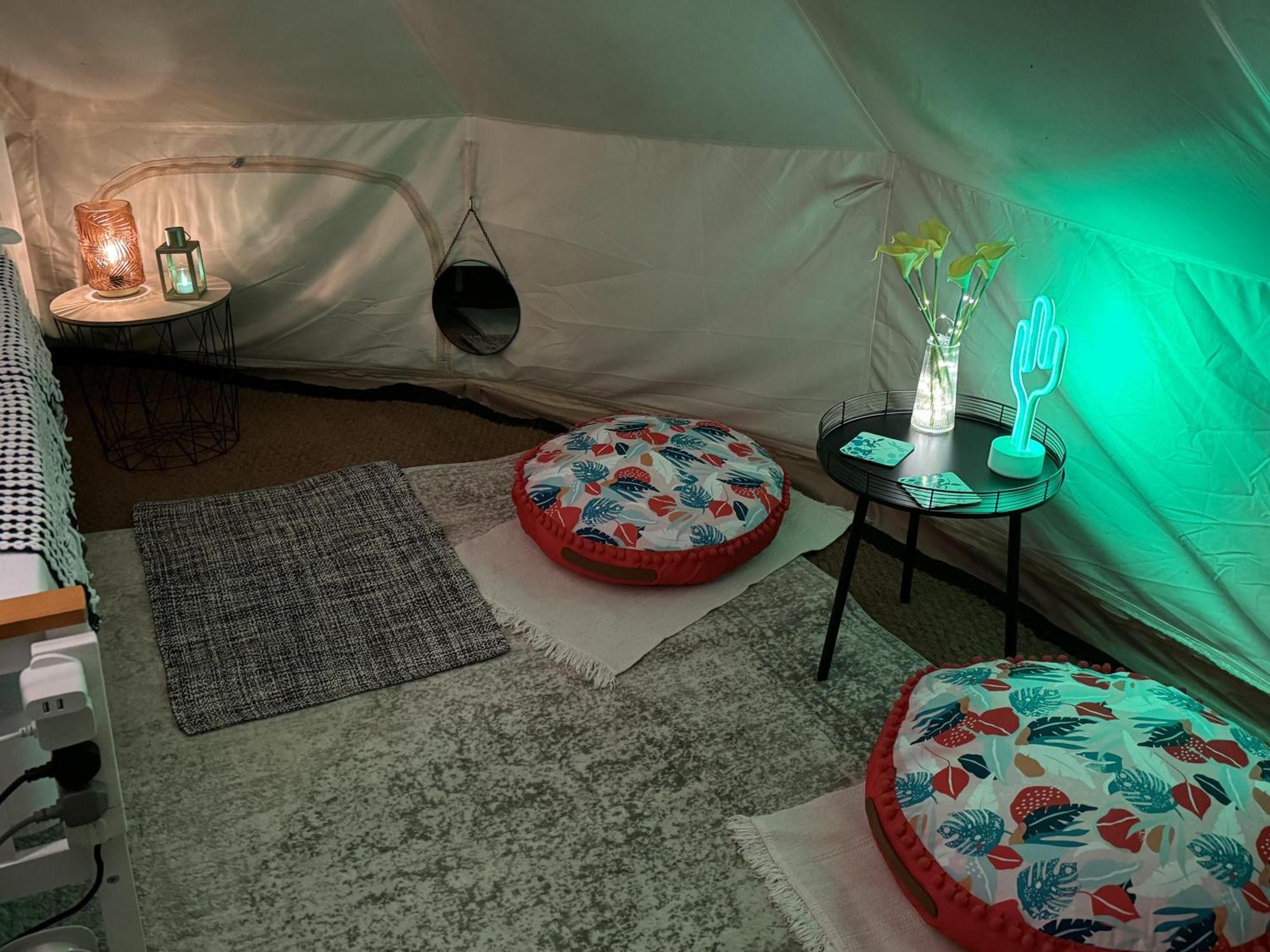 Spacious Bell Tent At Herigerbi Park Lincolnshire Villa Grantham Exterior photo